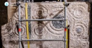 ഈശോയുടെ തിരുക്കല്ലറ സ്ഥിതി ചെയ്യുന്ന ദൈവാലയത്തില് നിന്ന് മധ്യകാലഘട്ടത്തിലെ അള്ത്താര കണ്ടെത്തി