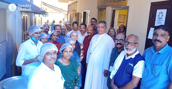 ദുരിതബാധിതര്ക്ക് സമൂഹം പ്രതീക്ഷയുടെ തിരിനാളം തെളിക്കണം