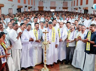 പുതിയ തലമുറയെ തമ്മിലടിപ്പിച്ച് സമുദായത്തിന്റെ ശക്തി ഇല്ലാതാക്കാന്‍ ശ്രമിക്കുന്നവരെ തിരിച്ചറിയണം: ആര്‍ച്ചുബിഷപ് മാര്‍ ജോസഫ് പാംപ്ലാനി