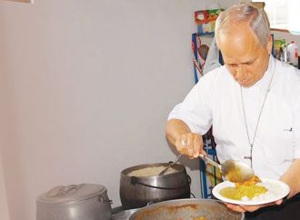 അള്‍ത്താരബാലന്‍ പത്രോസിന്റെ  സിംഹാസനത്തില്‍