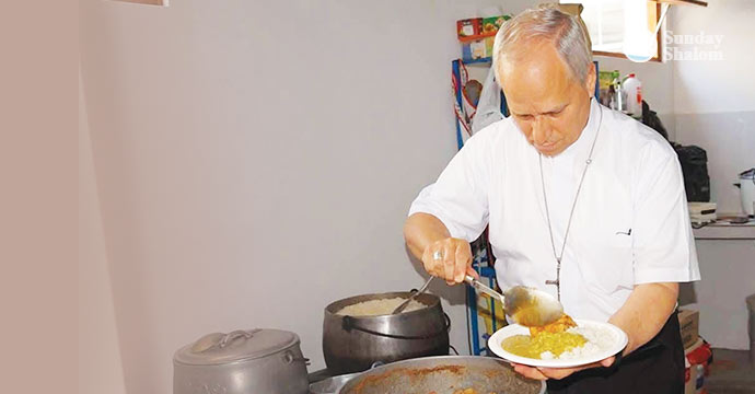 അള്‍ത്താരബാലന്‍ പത്രോസിന്റെ  സിംഹാസനത്തില്‍