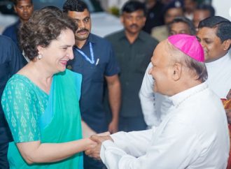 കോഴിക്കോട് അതിരൂപതാധ്യക്ഷന്‍ ഡോ. വര്‍ഗീസ് ചക്കാലയ്ക്കലിന് ആശംസകളുമായി പ്രിയങ്ക ഗാന്ധി