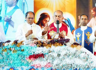 5500 ജപമാലകള്‍ ഒരുക്കി വിശ്വാസ സാക്ഷ്യവുമായി വീട്ടമ്മമാര്‍