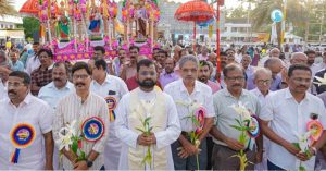 പാവറട്ടി തീര്‍ത്ഥാടനകേന്ദ്രത്തിലെ തിരുനാളിന് സമാപനം;  പൊന്നിന്‍ കുരിശുകളുമായി പ്രദക്ഷിണം