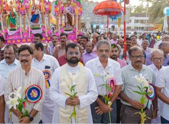 പാവറട്ടി തീര്‍ത്ഥാടനകേന്ദ്രത്തിലെ തിരുനാളിന് സമാപനം;  പൊന്നിന്‍ കുരിശുകളുമായി പ്രദക്ഷിണം