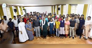 മിന്നാമിന്നികളെ പുഞ്ചിരിയോടെ വരവേറ്റ് ജില്ലാ കളക്ടര്‍