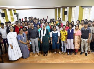 മിന്നാമിന്നികളെ പുഞ്ചിരിയോടെ വരവേറ്റ് ജില്ലാ കളക്ടര്‍