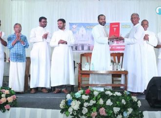 മൂന്നു മണിക്കൂര്‍കൊണ്ട് സമ്പൂര്‍ണ ബൈബിള്‍ പകര്‍ത്തി എഴുതി; അപൂര്‍വ നേട്ടവുമായി ഹോളിമാഗി ഇടവക