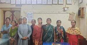 ഒഡീഷയില്‍ ട്രെയിനില്‍ യാത്ര ചെയ്തിരുന്ന കന്യാസ്ത്രീയെയും മൂന്നു പെണ്‍കുട്ടികളെയും ബജ്‌റംഗ്ദള്‍ പ്രവര്‍ത്തകര്‍ അക്രമിച്ചു
