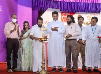 അമല മെഡിക്കല്‍ കോളജില്‍ 200 കാന്‍സര്‍ രോഗികള്‍ക്ക് സൗജന്യമായി വിഗുകള്‍ നല്‍കി