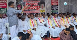 യുദ്ധകാലടിസ്ഥാനത്തില്‍ കടല്‍ഭിത്തി നിര്‍മിക്കണം; കൊച്ചി-ആലപ്പുഴ ജില്ലകളിലെ വൈദികര്‍ ഉപവാസ സമരം നടത്തി