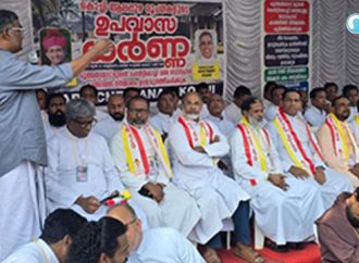 യുദ്ധകാലടിസ്ഥാനത്തില്‍ കടല്‍ഭിത്തി നിര്‍മിക്കണം; കൊച്ചി-ആലപ്പുഴ ജില്ലകളിലെ വൈദികര്‍ ഉപവാസ സമരം നടത്തി