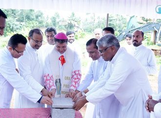 വിരമിച്ച വൈദികര്‍ക്കും മുതിര്‍ന്ന പൗരന്മാര്‍ക്കുമായുള്ള ഗോള്‍ഡന്‍ മെഡോസിന്റെ ശിലാസ്ഥാപനം നടത്തി