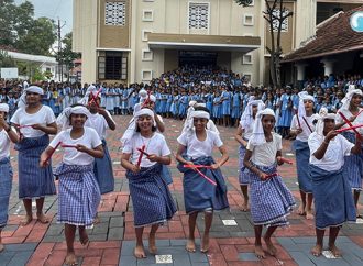 മാര്‍ തോമാശ്ലീഹായുടെ സമര്‍പ്പണ വഴികള്‍ പരിചയപ്പെടുത്തിയ കോല്‍ക്കളി ശ്രദ്ധേയമായി