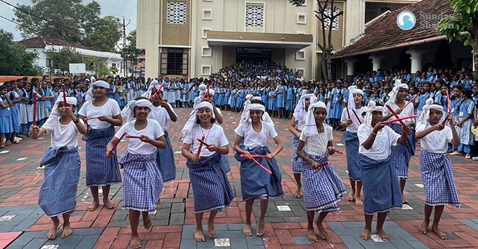 മാര്‍ തോമാശ്ലീഹായുടെ സമര്‍പ്പണ വഴികള്‍ പരിചയപ്പെടുത്തിയ കോല്‍ക്കളി ശ്രദ്ധേയമായി