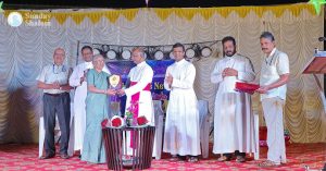 മലയാളവും ഇംഗ്ലീഷും കഴിഞ്ഞ് ഹിന്ദി ബൈബിള്‍ പകര്‍ത്തിയെഴുതുന്നതിന്റെ തിരക്കിലാണ് 74-ാം വയസില്‍ എമിലി മാത്യു