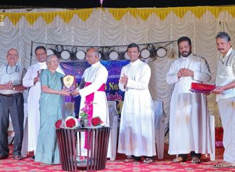 മലയാളവും ഇംഗ്ലീഷും കഴിഞ്ഞ് ഹിന്ദി ബൈബിള്‍ പകര്‍ത്തിയെഴുതുന്നതിന്റെ തിരക്കിലാണ് 74-ാം വയസില്‍ എമിലി മാത്യു