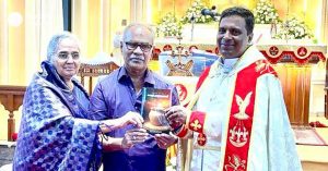 വിവാഹ സുവര്‍ണ ജൂബിലി സ്മാരകമായി പ്രസിദ്ധീകരിച്ച പുസ്തകം പ്രകാശനം ചെയ്തു