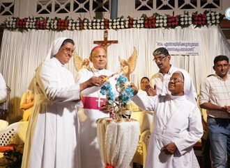 ആര്‍ച്ചുബിഷപ് ഡോ. വര്‍ഗീസ് ചക്കാലയ്ക്കലിനും വെനേര്‍നി സുപ്പീരിയര്‍ ജനറലിനും ജനറല്‍ കൗണ്‍സിലറിനും ചെറുവണ്ണൂരിന്റെ സ്‌നേഹാദരം