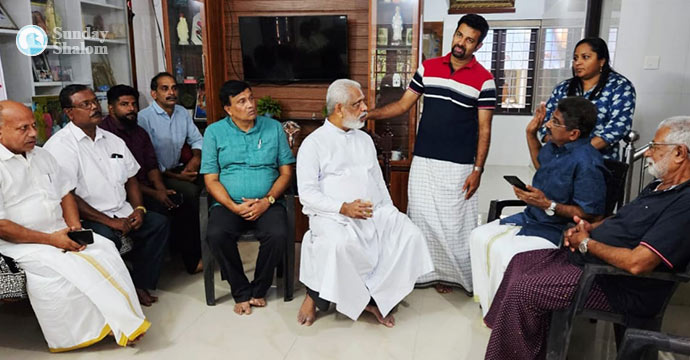 ഒഡീഷയില്‍ മര്‍ദ്ദനത്തിനിരയായ ഫാ. ലിജോ നിരപ്പേലിന്റെ ഭവനത്തില്‍ സാന്ത്വനവുമായി കത്തോലിക്ക കോണ്‍ഗ്രസ് പ്രതിനിധികള്‍