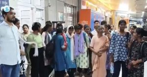 നിയമം കയ്യിലെടെത്ത് ബജ്റംഗ്ദള്; മതപരിവര്ത്തനം ആരോപിച്ച് കന്യാസ്ത്രീയെയും ഒപ്പം ഉണ്ടായിരുന്ന കുട്ടികളെയും റെയില്വേ സ്റ്റേഷനില് തടഞ്ഞുവച്ചു