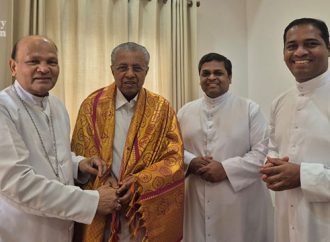 ലത്തീന്‍ കത്തോലിക്ക സമുദായ സര്‍ട്ടിഫിക്കറ്റ് പ്രശ്‌നം; ആര്‍ച്ചുബിഷപ് ഡോ. വര്‍ഗീസ് ചക്കാലയ്ക്കല്‍ മുഖ്യമന്ത്രിക്ക് നിവേദനം നല്‍കി