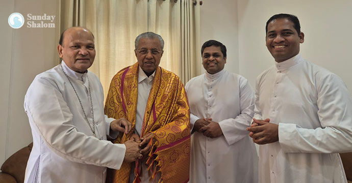 ലത്തീന്‍ കത്തോലിക്ക സമുദായ സര്‍ട്ടിഫിക്കറ്റ് പ്രശ്‌നം; ആര്‍ച്ചുബിഷപ് ഡോ. വര്‍ഗീസ് ചക്കാലയ്ക്കല്‍ മുഖ്യമന്ത്രിക്ക് നിവേദനം നല്‍കി