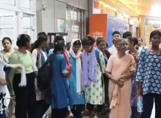 നിയമം കയ്യിലെടെത്ത് ബജ്‌റംഗ്ദള്‍; മതപരിവര്‍ത്തനം ആരോപിച്ച് കന്യാസ്ത്രീയെയും ഒപ്പം ഉണ്ടായിരുന്ന കുട്ടികളെയും റെയില്‍വേ സ്റ്റേഷനില്‍ തടഞ്ഞുവച്ചു