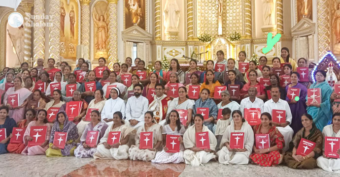 മൂന്നു ഭാഷകളിലായി പകര്ത്തിയെഴുതിയത്  90 ബൈബിളുകള്; അപൂര്വ്വ നേട്ടവുമായി ഒരു ഇടവക