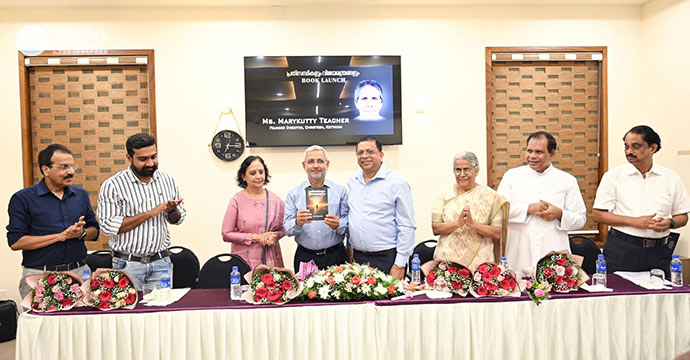 ജോസഫ് മേലൂക്കാരന്‍ രചിച്ച ‘പ്രതിസന്ധികളും വിജയമന്ത്രങ്ങളും’ പ്രകാശനം ചെയ്തു