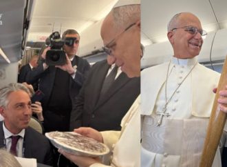 ഇതെങ്ങനെ സുരക്ഷ പരിശോധന കടന്ന് വിമാനത്തില്‍ എത്തി… വിമാനത്തില്‍ വച്ച് മാധ്യമപ്രവര്‍ത്തകനോട് പാപ്പായുടെ ചോദ്യം