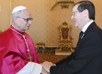 യഹൂദ വിരുദ്ധ ആക്രമണങ്ങളെ അപലപിച്ച് ലിയോ 14-ാമന് പാപ്പ; മിഡില് ഈസ്റ്റിലെ സമാധാന പ്രക്രിയകള് തുടരാനും ഇസ്രായേല് പ്രസിഡന്റുമായുള്ള ടെലിഫോണില് സംഭാഷണ ത്തില് പാപ്പയുടെ അഭ്യര്ത്ഥന