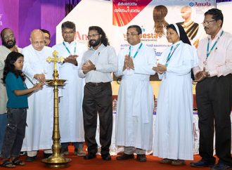 അമല മെഡിക്കല് കോളജില് 121 കാന്സര് രോഗികള്ക്ക് സൗജന്യമായി വിഗ്ഗുകള് നല്കി