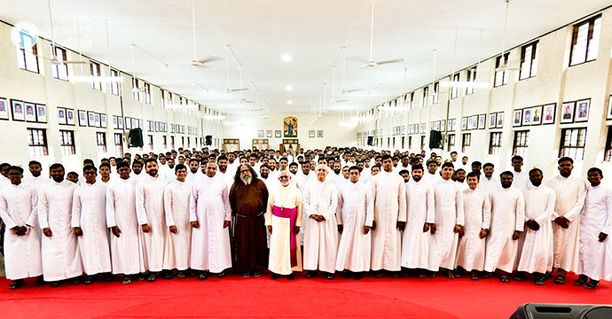 പുരോഹിതര്‍ സഭയെ പടുത്തുയര്‍ത്തേണ്ടവര്‍: മാര്‍ റാഫേല്‍ തട്ടില്‍