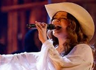 ‘പ്രശസ്തിയേക്കാള് വലുത് ദൈവം’ ഫൈനലിന് മുന്പ് ദൈവത്തിന് മുമ്പില് പ്രകടനവുമായി പ്രശസ്ത റിയാലിറ്റി ഷോ താരം